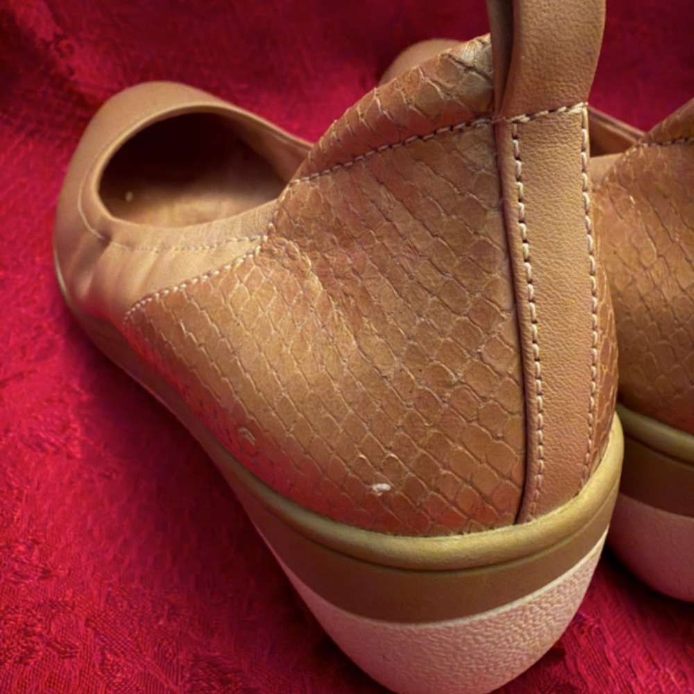 Vionic Jacey Women's Tan Slip on Wedge in a Size 9 - Picture 4 of 6